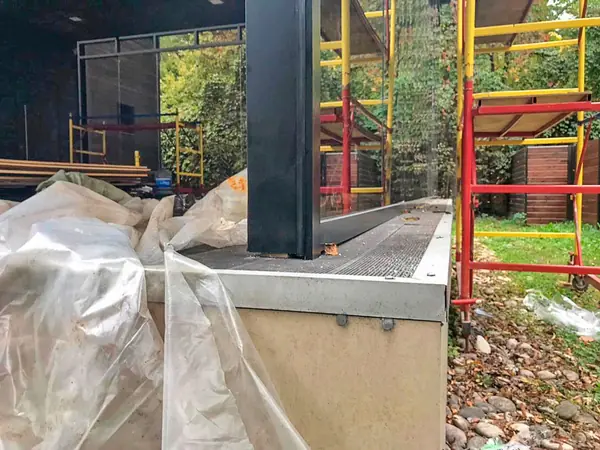 Безрамное остекление веранды и стеклянное ограждение на крыше.