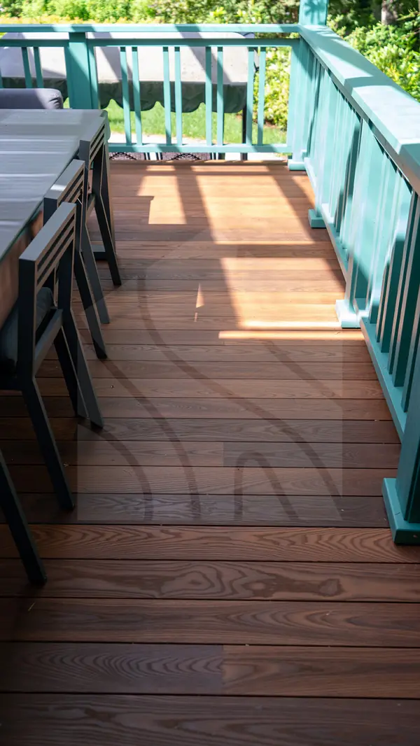 Терраса из термоясеня для загородного дома