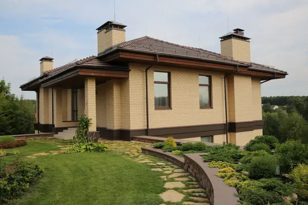 Дом на склоне