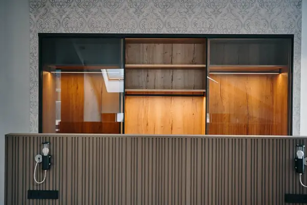 Шкаф-купе raumplus с тонированными дверьми в черном профиле S1200