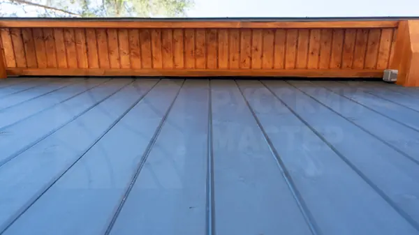 Гостевой дом: фасад из скандинавской доски, рейки из тика и шпонированные панели