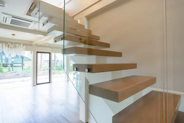 Парящая лестница на монокосоуре из массива дуба со стеклянным ограждением