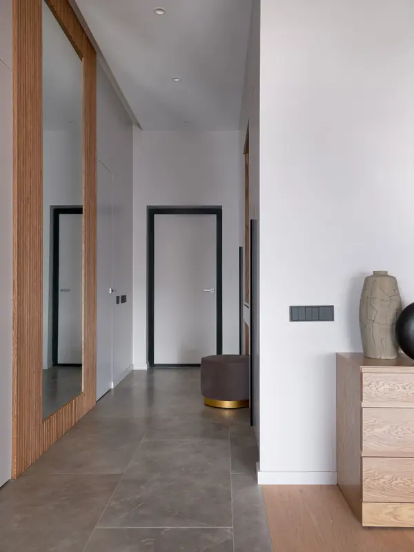 Монохром с деревянными акцентами.Дизайн Анастасия Волчкова.Публикация Elle Decor