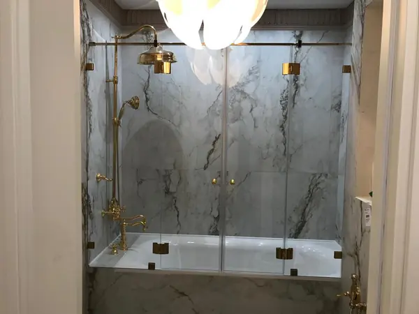 Перегородки с золотым профилем