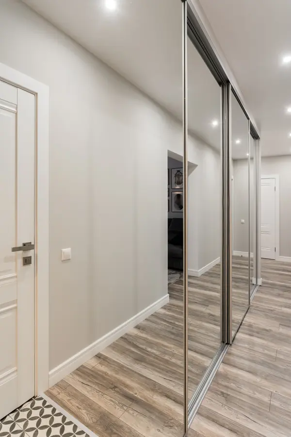 Классическая белая кухня с акцентным фартуком