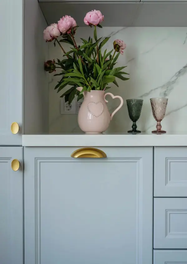 Голубой цвет в интерьере кухни: нежность и стиль