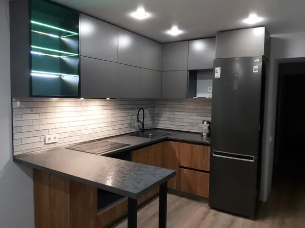 Угловая кухня с барной стойкой в коричневом и темно-сером цвете