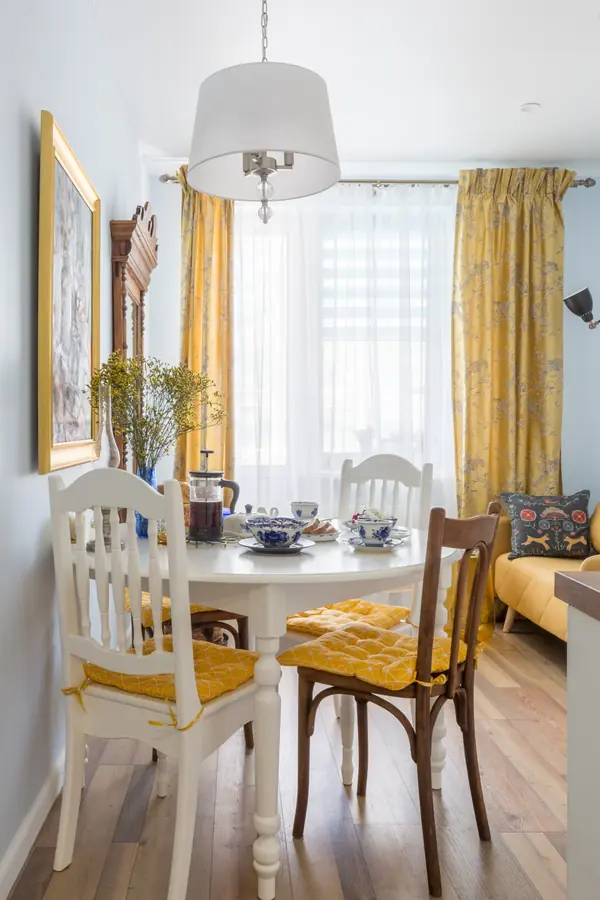 Кухня с латунным фартуком