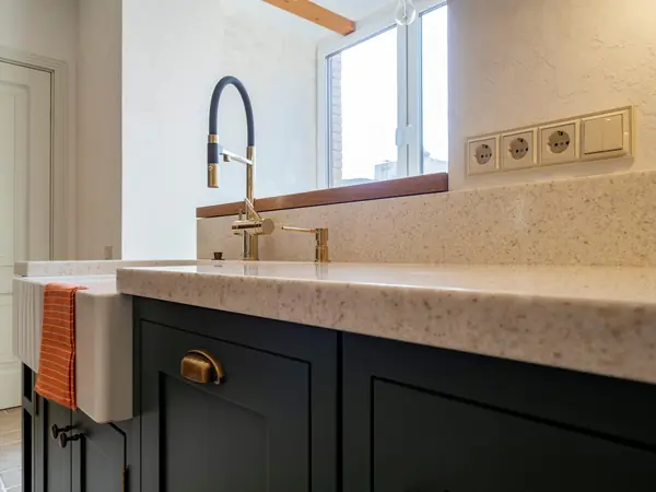 Элегантная кухня в неоклассическом стиле