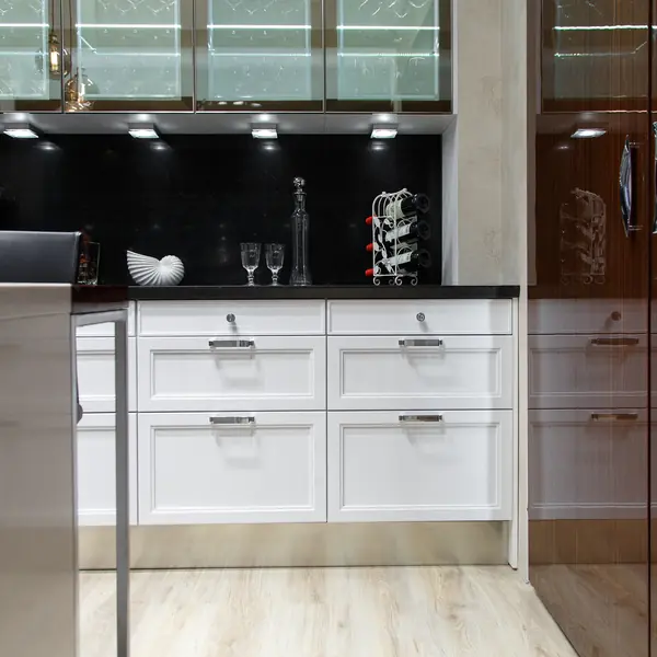 Кухня с использованием кварца двух цветов