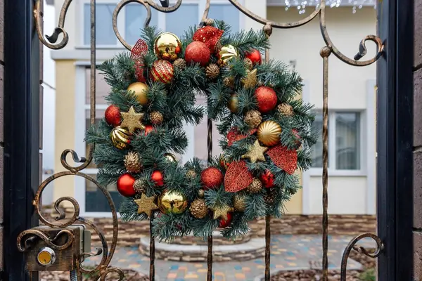 Новогоднее украшение сада и коттеджа