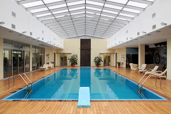 Бассейн. Резиденция Монолит