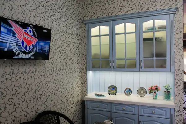 Голубая классическая кухня с серебряной отделкой