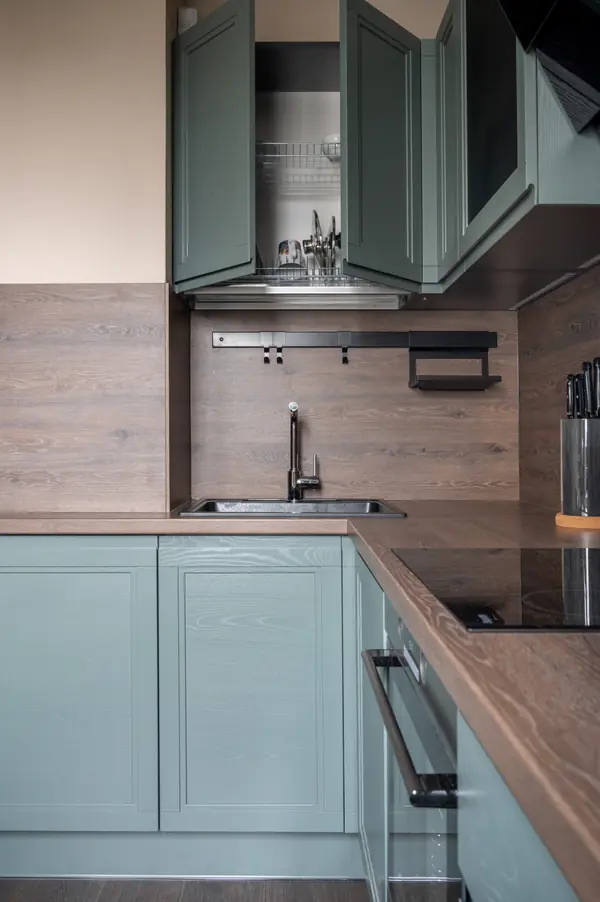 Кухня из массива с интегрированной ручкой