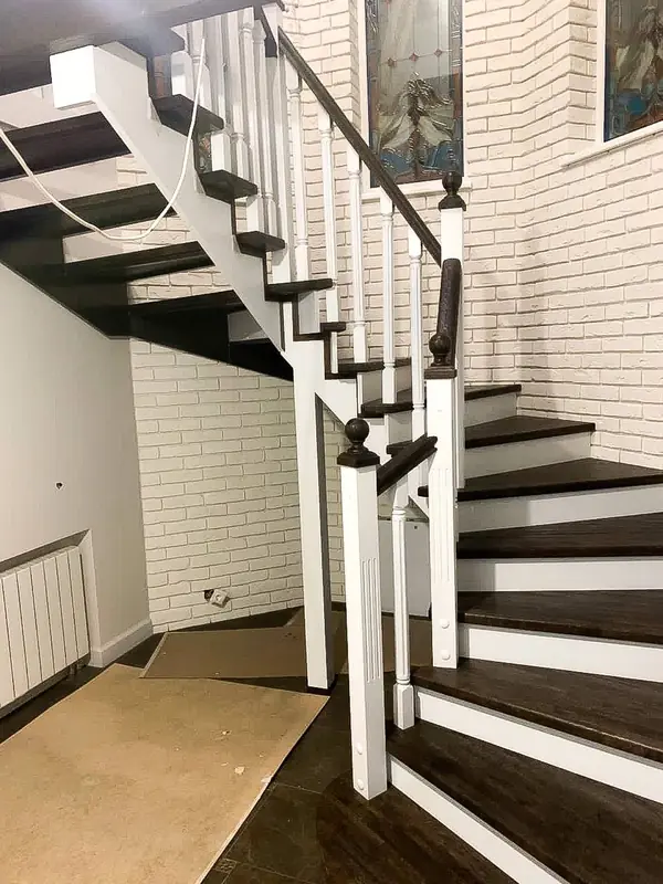 Красивая современная деревянная лестница на металлическом каркасе