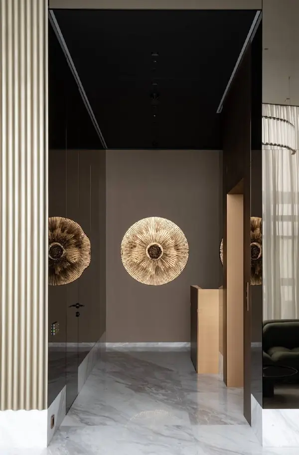 Зеркальные панели со скрытой дверью