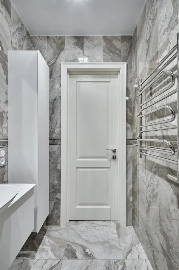 Белые дубовые двери в неоклассическом интерьере