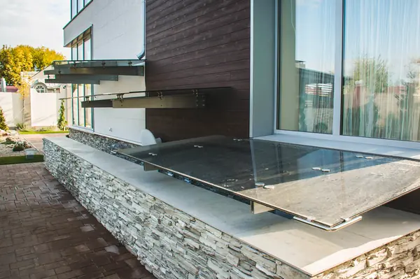 Дом в современном стиле с консольной лестницей