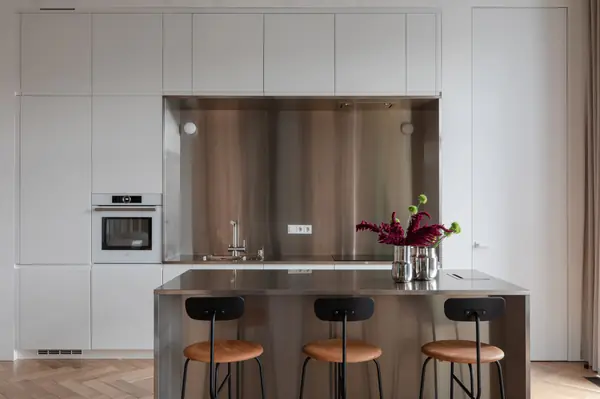 Минималистичная квартира в лофт-апартаментах в Москве