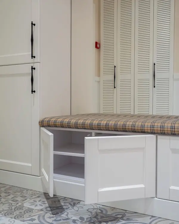 Белая прихожая в стиле неоклассика.