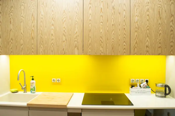 Яркая современная кухня