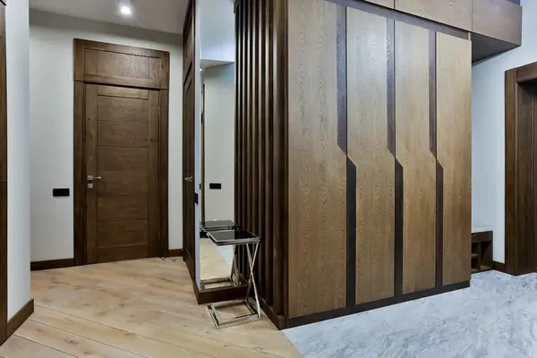 Шкаф, паркет, двери, фальш-фрамуги, плинтус