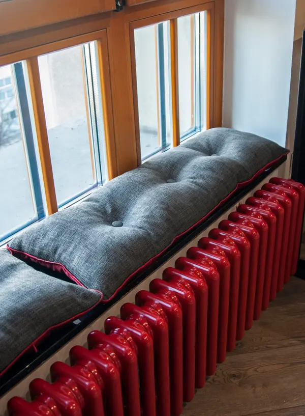 Комната подростка: красный в сером.