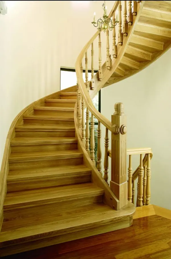 Лестница на металлокаркасе обшитая деревом