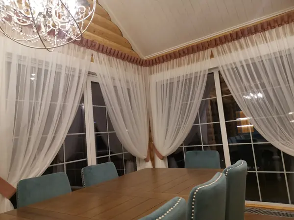 Столовая с большими окнами