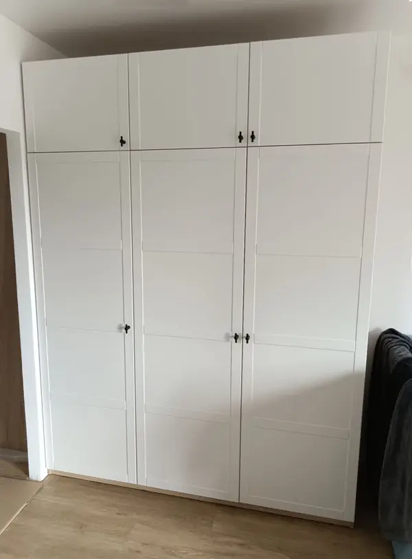 Распашные шкафы