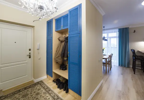 Разноцветная двухкомнатная квартира для девушки, которая любит вязать.