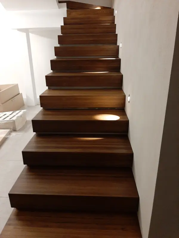 Ступени из массива лиственницы