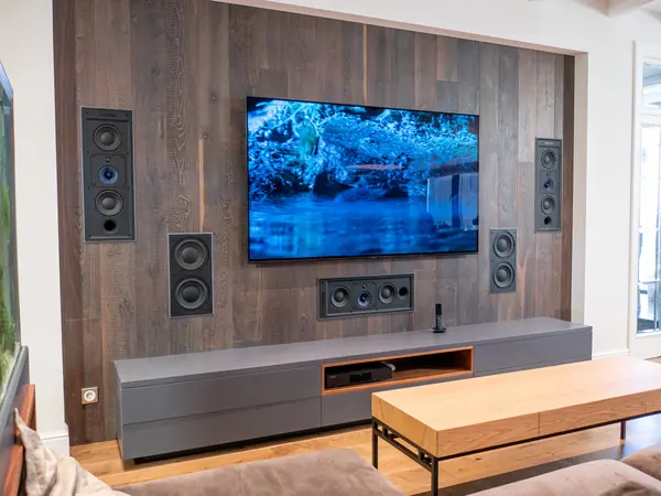 Домашний кинотеатр в современной квартире