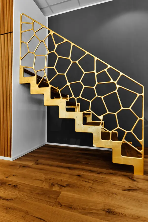 Ограждение лестницы с золотым покрытием