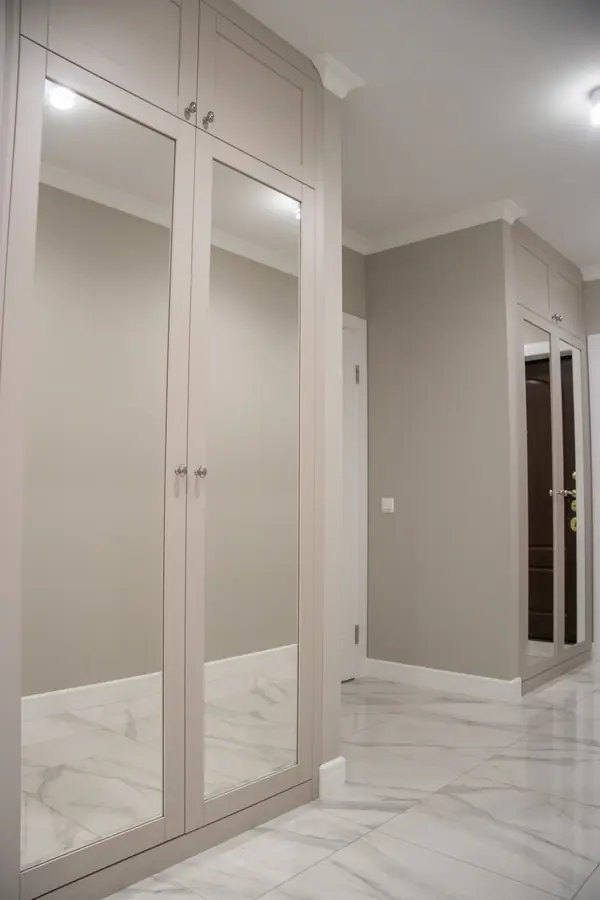 Шкафы (распашные) в прихожую в ниши