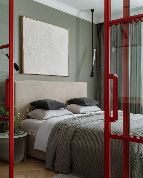 Семейная квартира с красными акцентами и видом на лес