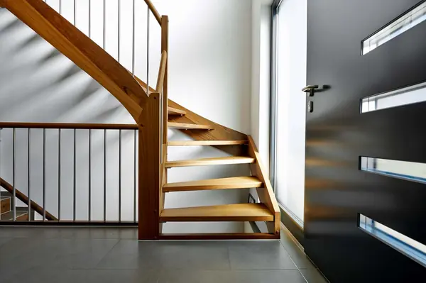 Классическая лестница из африканской породы Амазаку