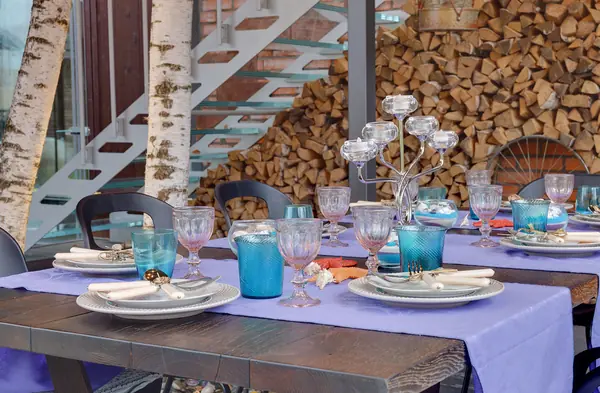 Зона барбекю в загородном доме. Ракурс на стол.