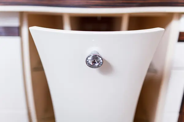 Гнутый фасад бутылочницы