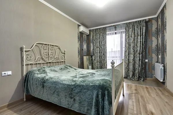 Дуплекс в трех уровнях и чёрно-белых тонах.