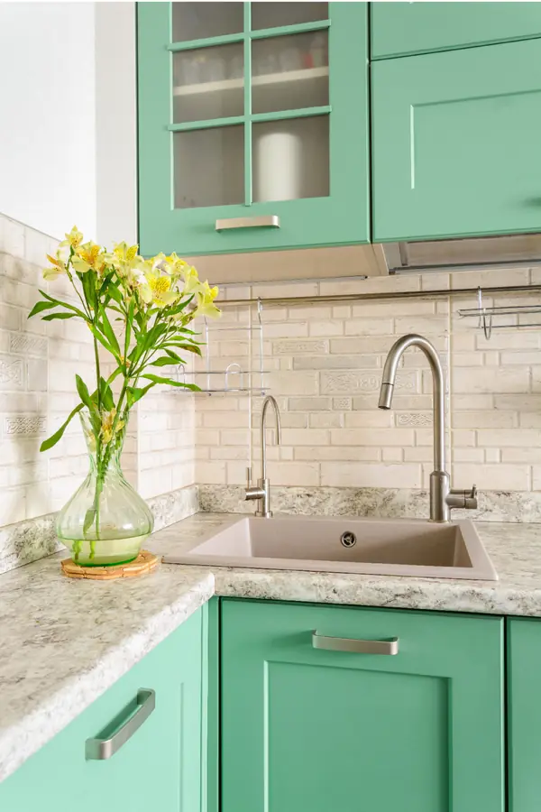 Зелёная кухня в неоклассическом стиле в Заречном