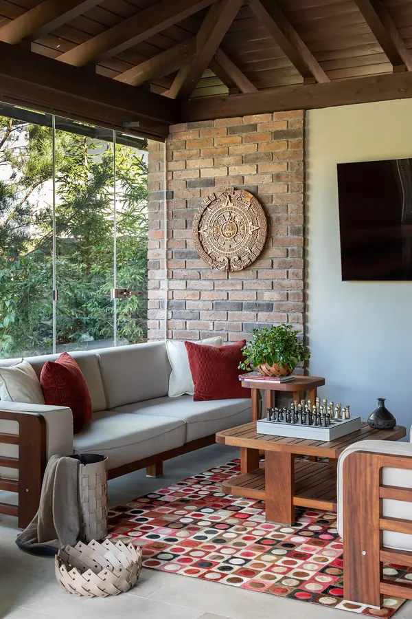 УЮТНАЯ БЕСЕДКА В ЗАГОРОДНОМ ДОМЕ