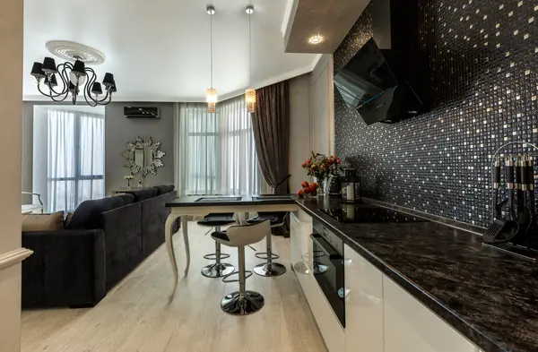 Студия на Пр. комарова