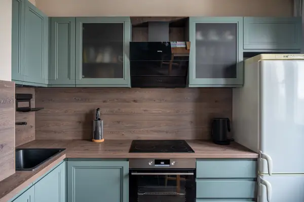 Кухня из массива с интегрированной ручкой