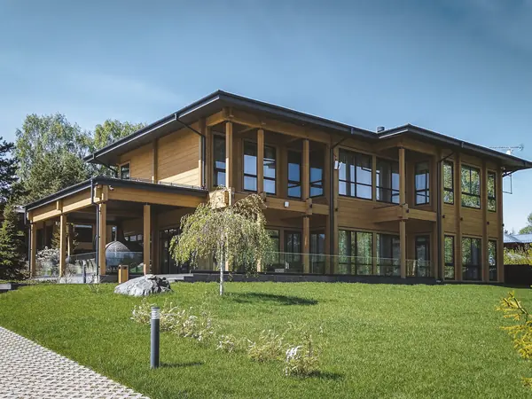 Вид на лужайку перед домом