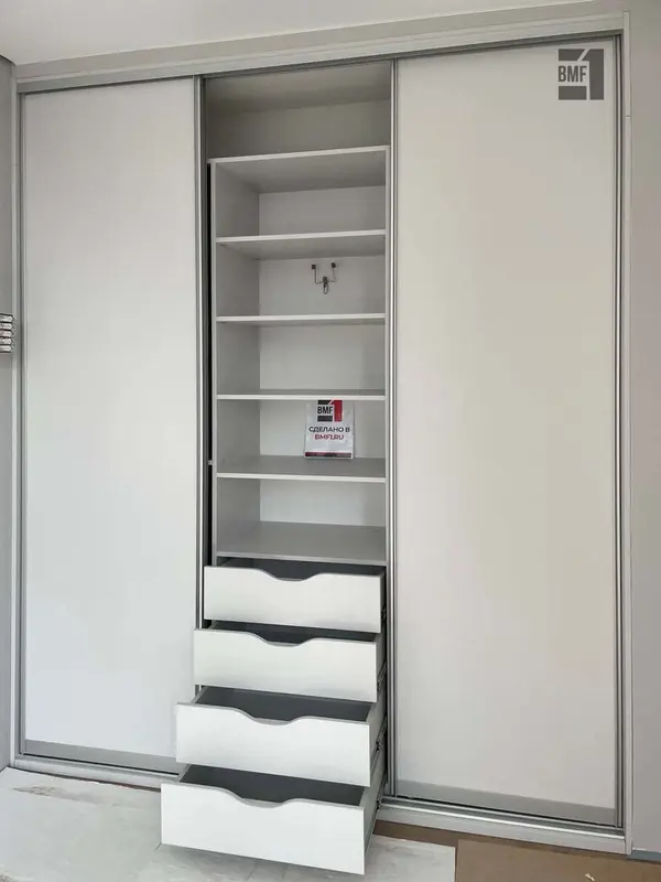 Белый шкаф-купе для спальни