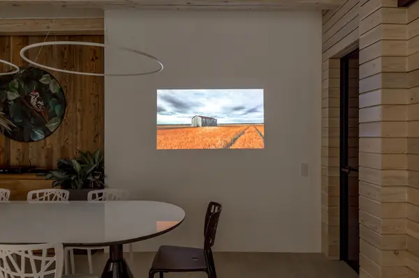 Гостиная с камином и березами