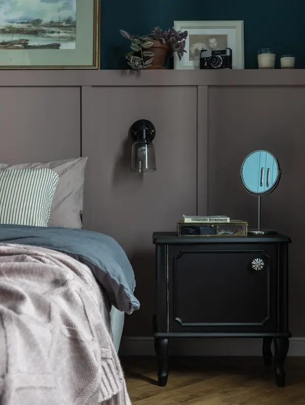 Спальня родителей. Винтажная тумбочка перекрашенная