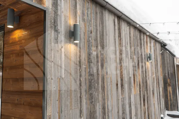 Современная баня в стиле барнхаус с отделкой из амбарной доски и доски Шале