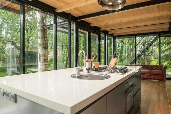 Деревянный дом + кухня из нержавеющей стали